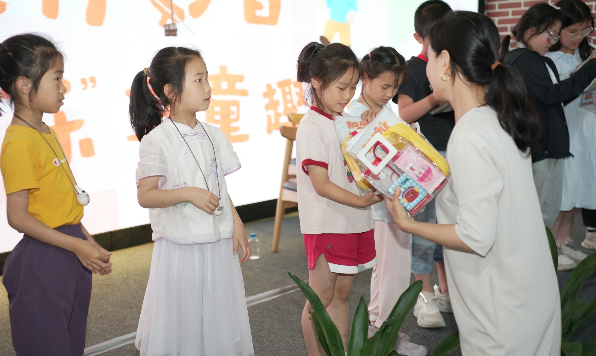 丝竹雅韵润童心 非遗风华庆六一 | 江北区文教街道开展亲子民乐主题文化活动