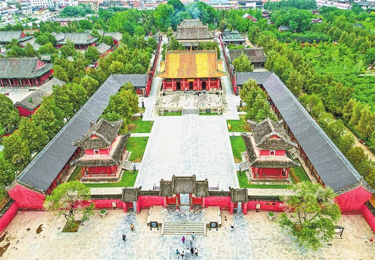 航拍视角下，太昊陵中轴线规整有序，红墙黛瓦、古柏苍翠。