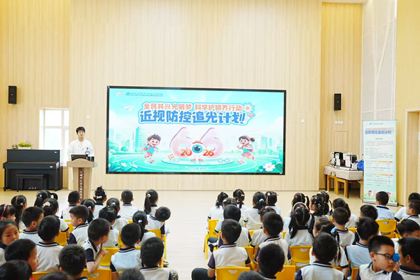 南京医科大学附属眼科医院儿童眼科视光师杨子涵用“小眼睛看世界”互动游戏拉近与孩子们的距离,结合漫画生动形象地讲解近视成因与危害,提醒小朋友们避免不良用眼习惯。活动现场,医护人员还为孩子们进行了屈光检测,针对屈光异常、远视储备不足、散光超标等情况及时向园方反馈。