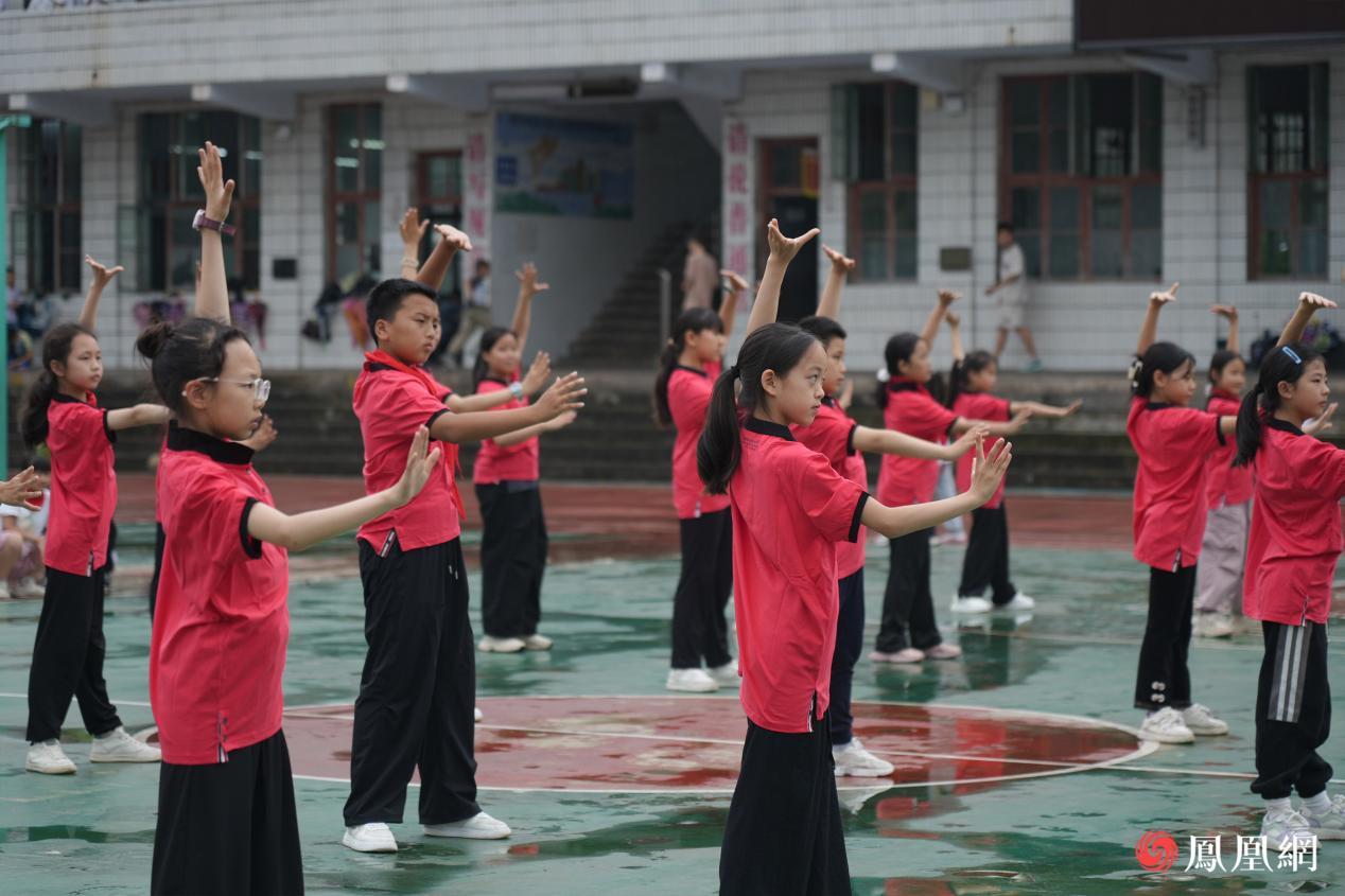 经过训练后,孩子们在操场进行练习动作整齐划一