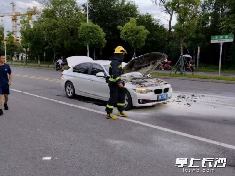 消防员在扑救自燃的汽车。