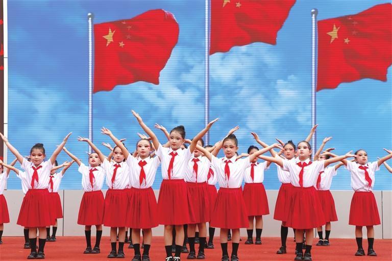 5月26日,“高举队旗跟党走 做新时代好少年”2026年陇南市少先队主题活动在市实验小学举行。