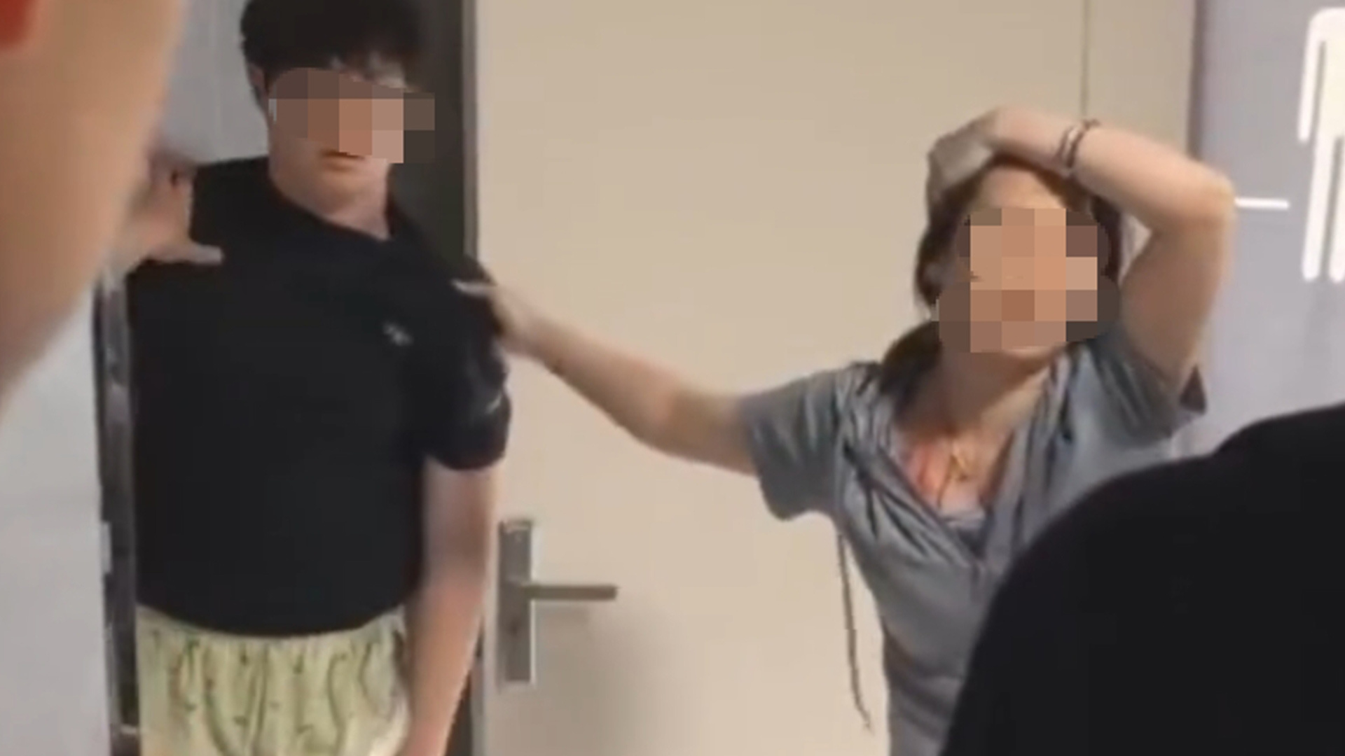 “男生在女厕偷拍，被抓现行后伤人”？高校通报：涉事男生依法接受公安机关处理