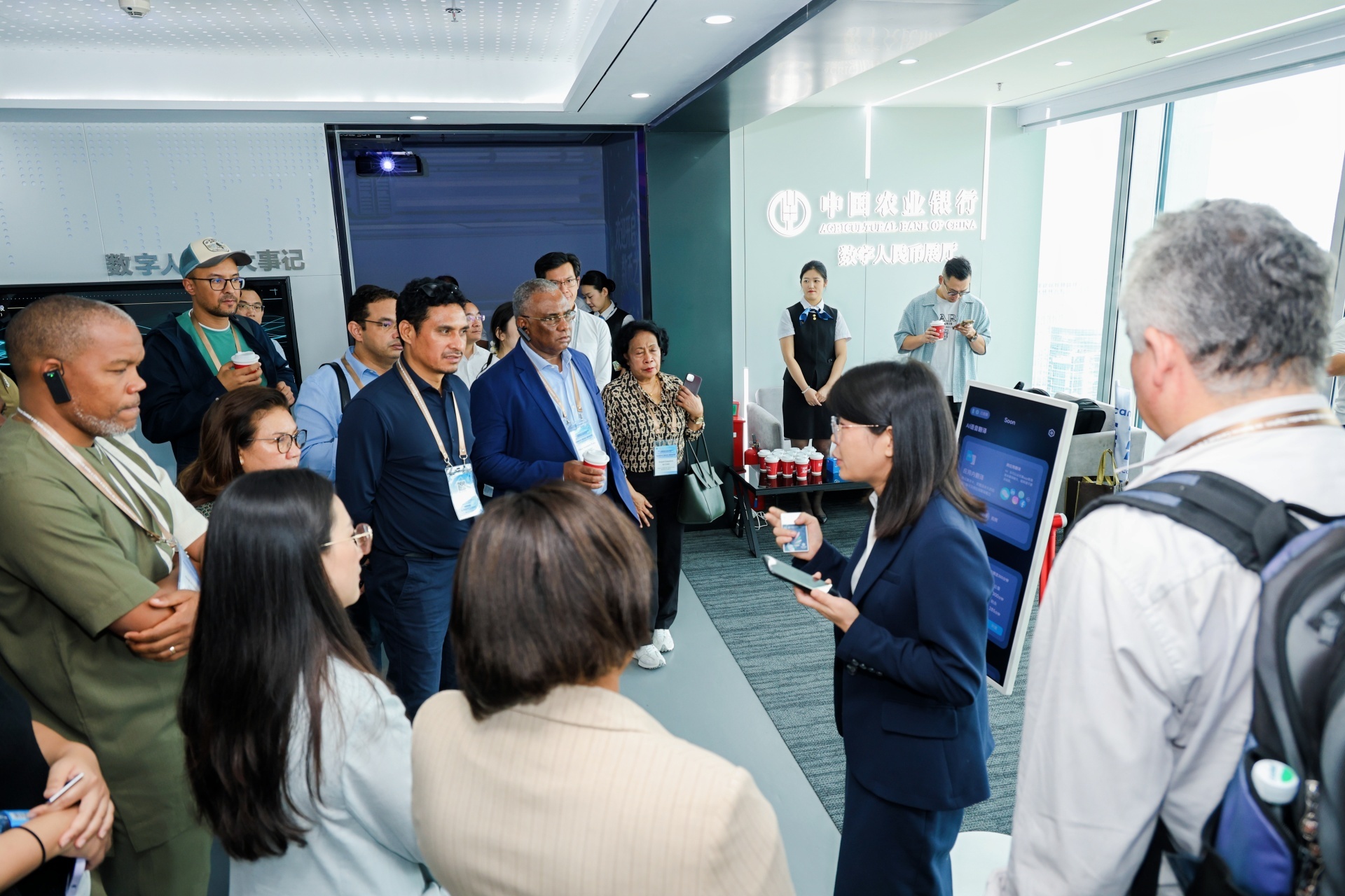 葡语国家央行粤港澳大湾区参访团参观农行深圳分行数字人民币展厅