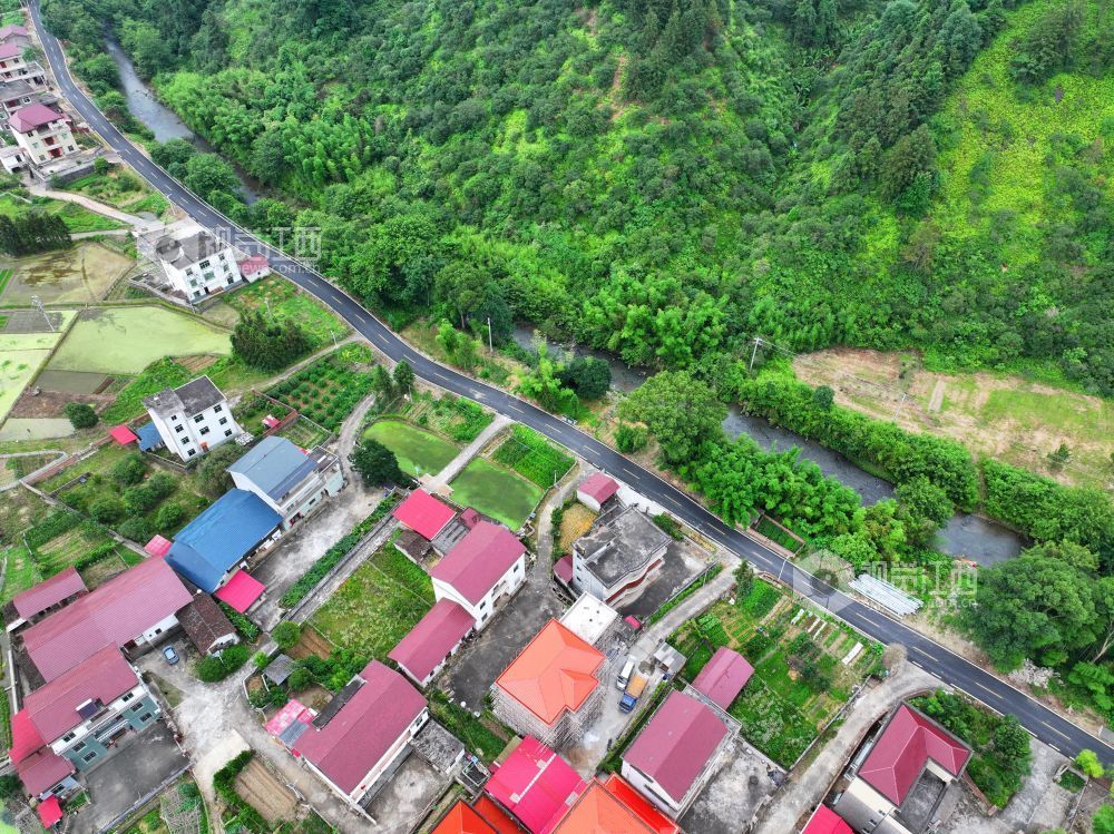 2026年6月4日，江西省吉安市泰和县老营盘镇五丰村，四好农村路穿行大山间，景美如画。