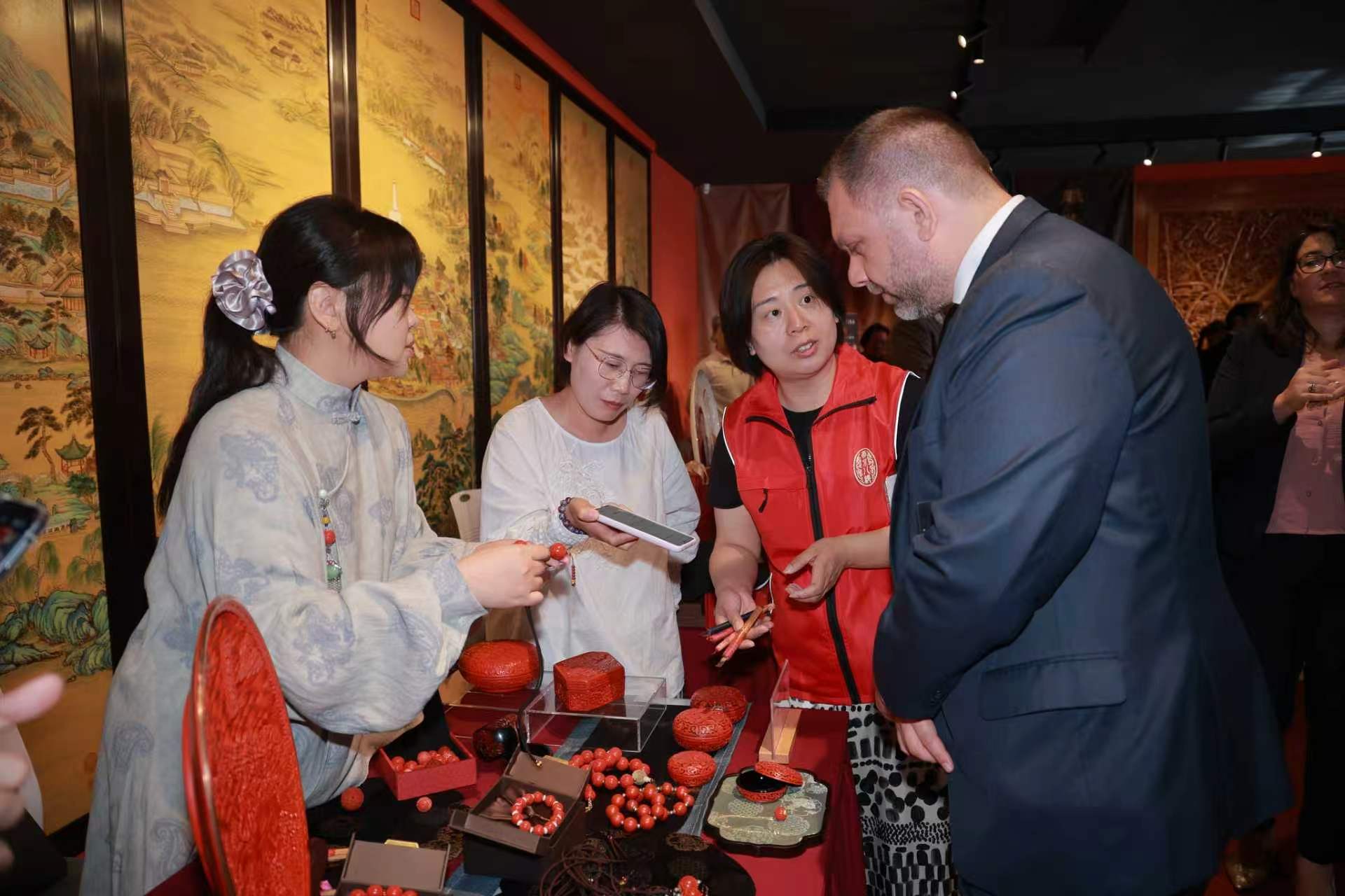 触摸非遗脉搏，共话青年担当 ——“中外青年万里读行：中欧青年眼中 的文明交流与互鉴”主题沙龙在北京举办
