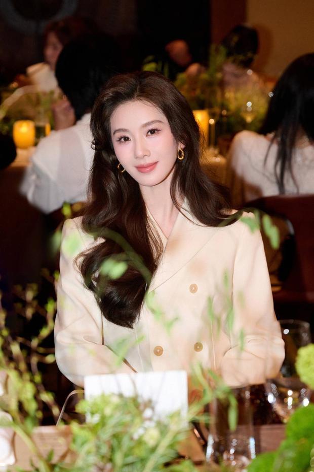 刘诗诗美貌养眼。
