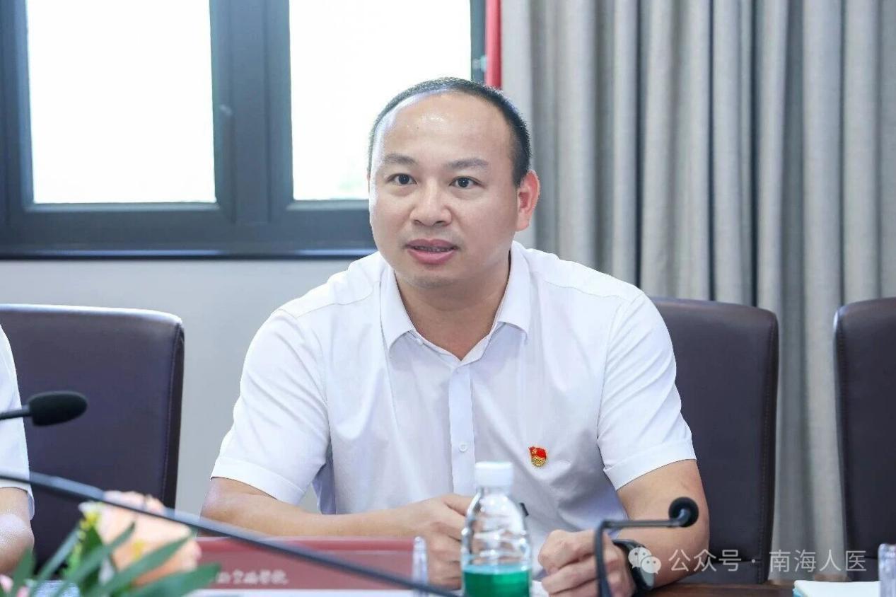 图为：佛山市南海区人民医院党委委员、副院长张奕昭介绍医院人文党建建设情况。
