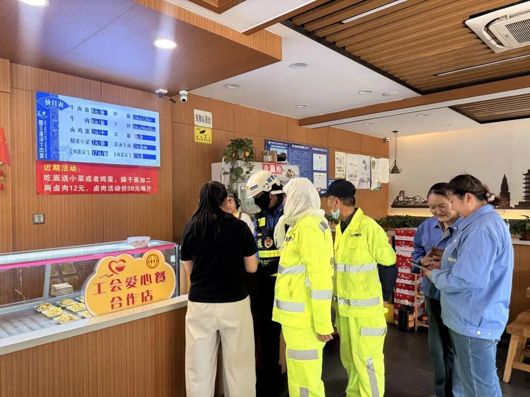 △新就业形态劳动者在工会爱心餐合作面馆核验凭证、登记就餐