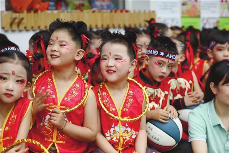 5月27日,文县城关第一幼儿园庆祝“六一”儿童节演出。