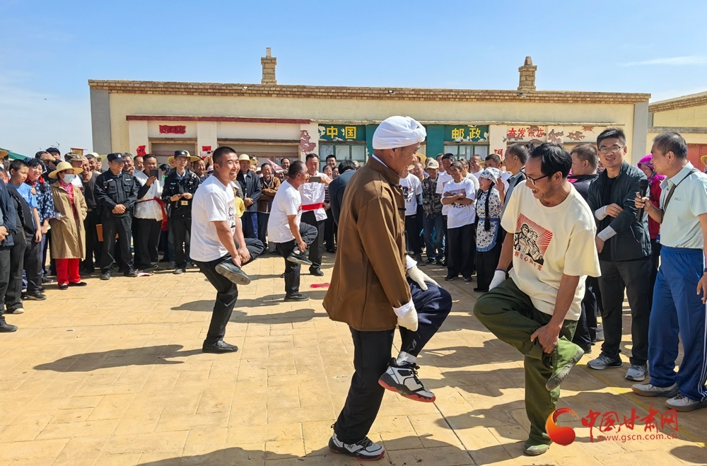 村民正在参加趣味活动斗鸡比赛