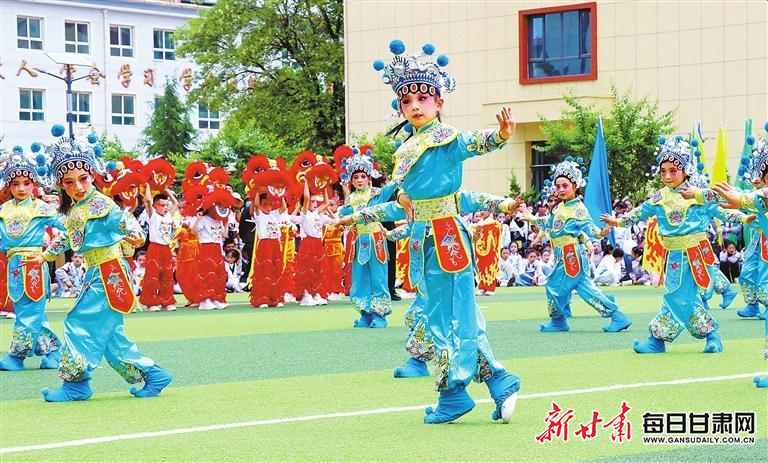 静宁县新城小学开展戏曲、舞狮等丰富多彩的非遗进校园活动，让孩子们在欢乐中迎接“六一”。 新甘肃&middot;甘肃日报通讯员　王毅