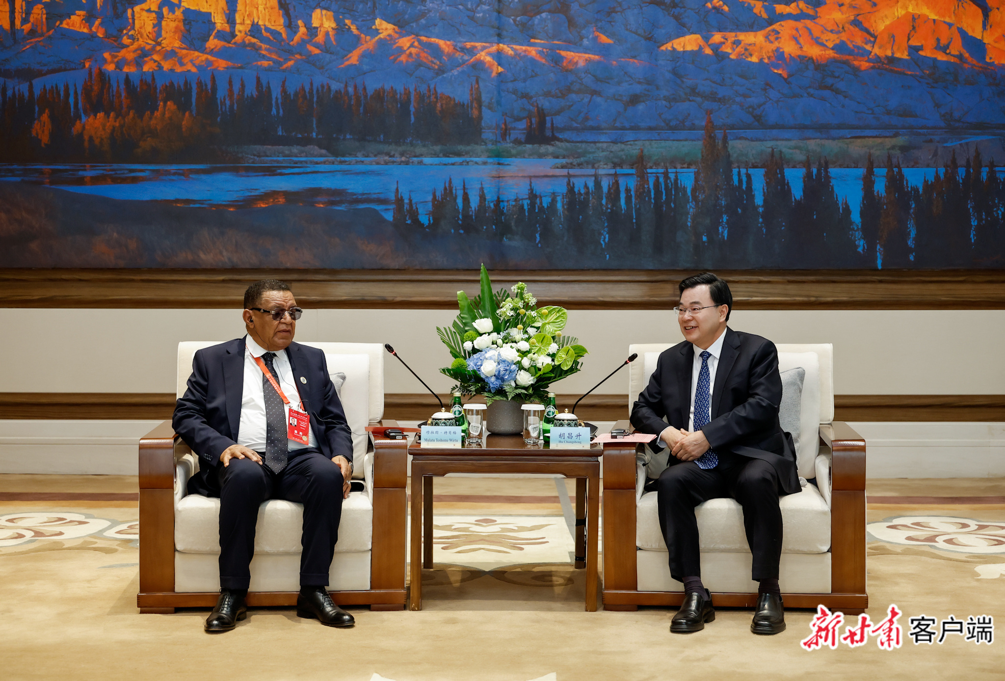 6月2日,省委书记、省人大常委会主任胡昌升在敦煌会见了出席第三届世界汉学家大会的世界汉学家研修班代表团。新甘肃·甘肃日报记者 孟捷