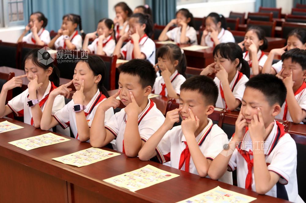 2026年6月3日，在江西省吉安市峡江县实验小学的课堂上，学生们在课间做眼保健操。