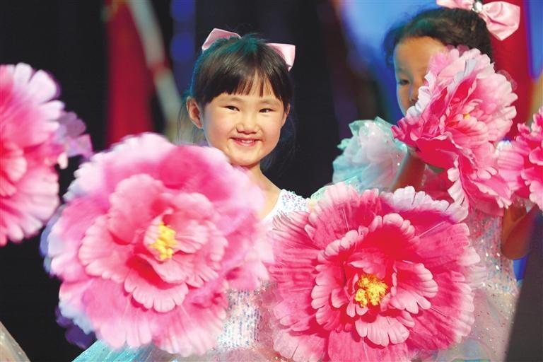 5月28日,文县城区学校联合举行庆“六一”文艺汇演。