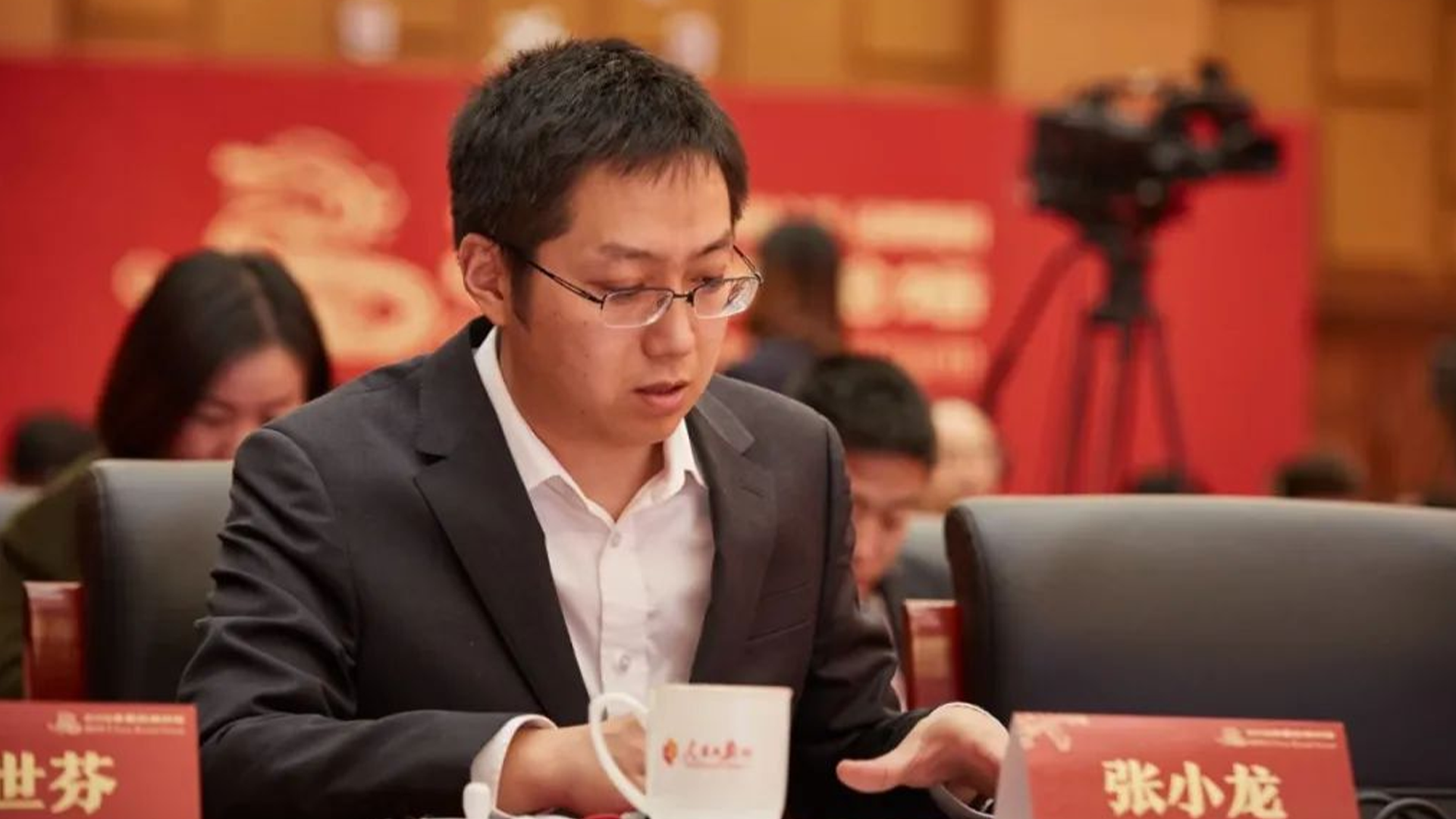 粉笔CEO张小龙人大演讲时辱骂学生：找不到工作应该的、社会不该给你们工作，除了混到体制内混吃等死也没啥本事，粉笔官方发布其道歉信
