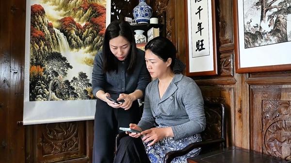 帅露（左）指导助农主播依法维权。受访者供图