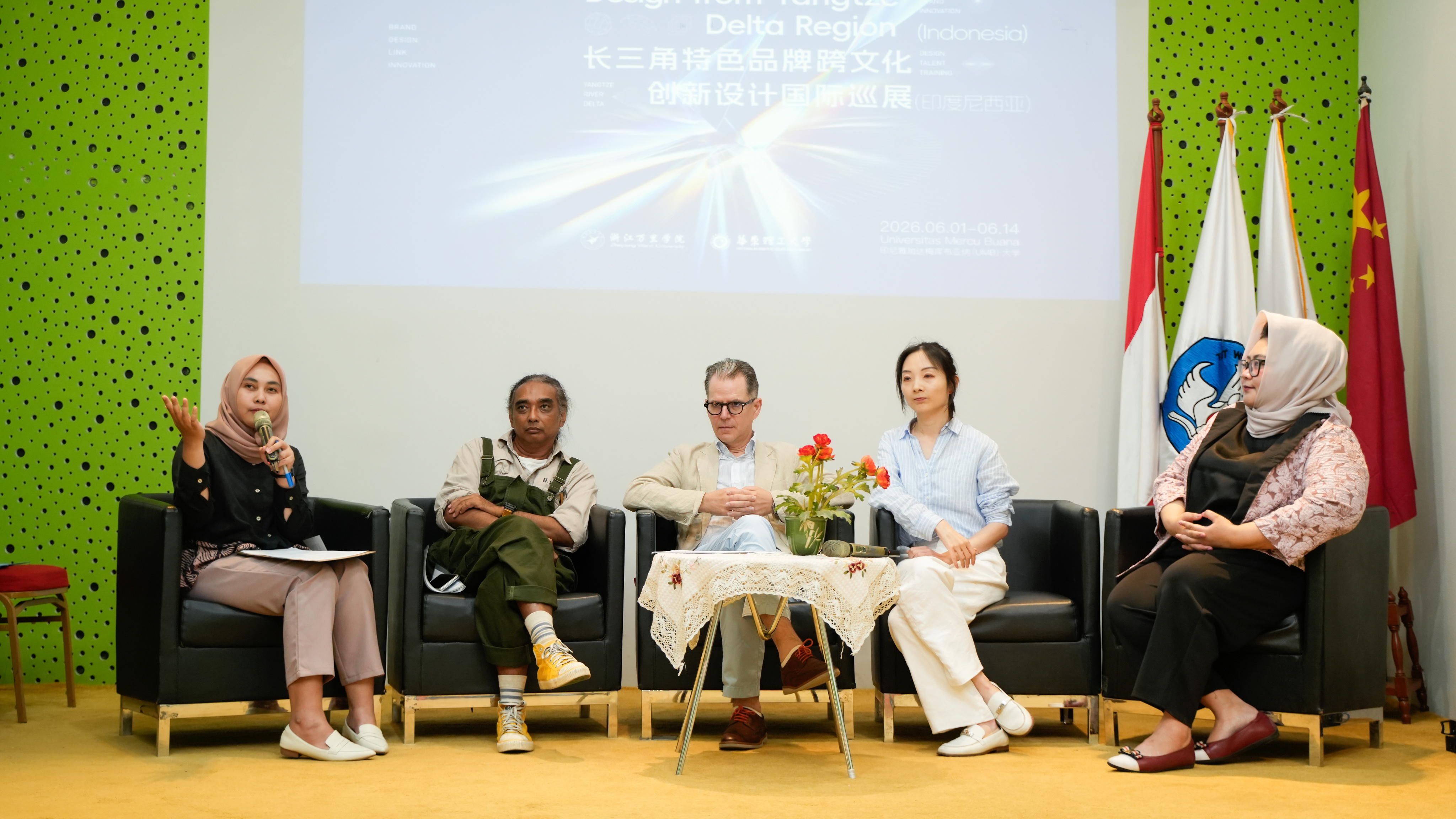浙江万里学院跨国办展 把中国老字号品牌创新设计带到海外