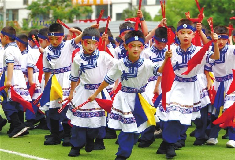 武都区江南小学师生欢聚一堂,举行庆“六一”主题活动。