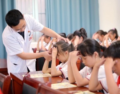  
江西峡江：爱眼护眼 迎接爱眼日（图） 