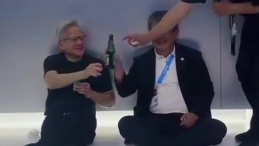 身价千亿，坐地上喝啤酒！黄仁勋这松弛感绝了