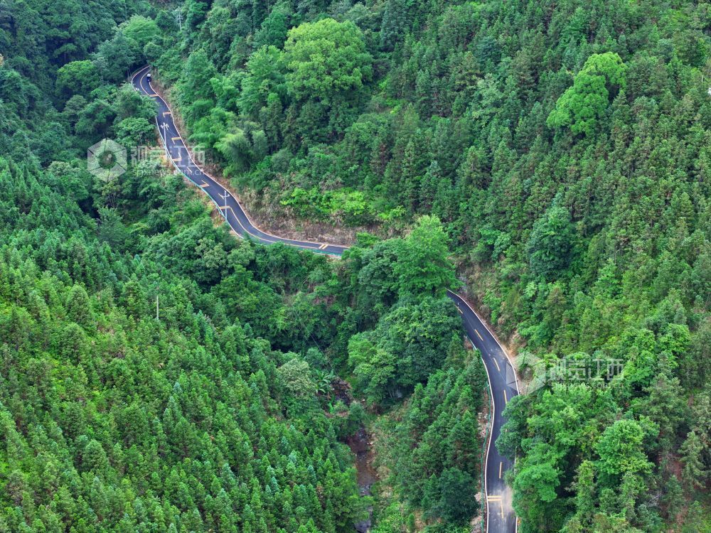 2026年6月4日，江西省吉安市泰和县老营盘镇五丰村，四好农村路穿行大山间，景美如画。
