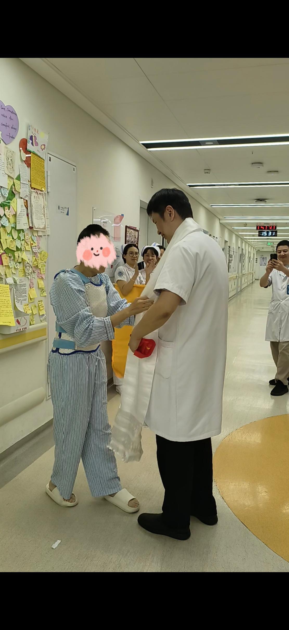 图：卓玛为段春光主任献上哈达