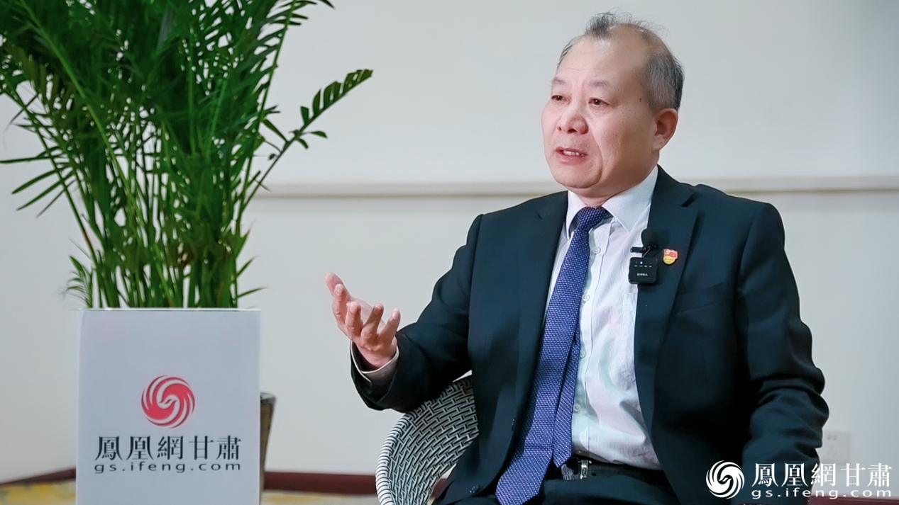 郭岗彦讲述王进喜吼出豪迈劳动号子、带领工友人拉肩扛安钻机的故事　李德宇　摄