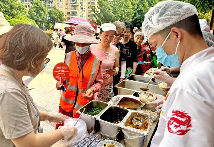 师傅们为街坊制作凉面 通讯员供图