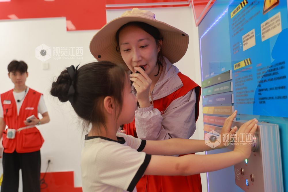 2026年6月1日，在江西省吉安市吉州区应急科普教育基地，家长和孩子一同走进应急科普教育基地，沉浸式解锁安全技能。