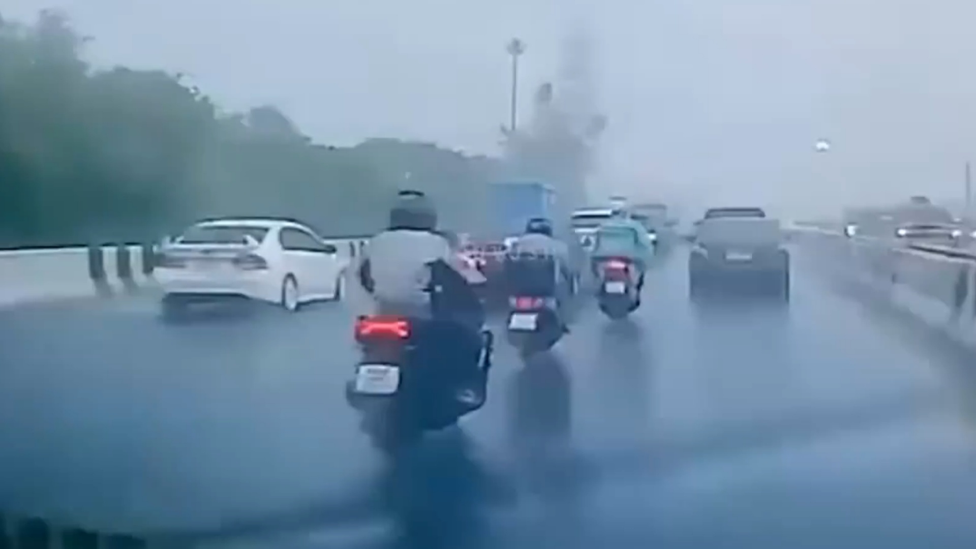 泰国一骑手雨中送快递遭雷击，闪电击中头盔，脖子至胸口烧伤，护身符被劈裂