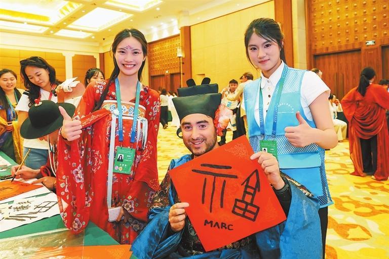 嘉宾学习中国书法