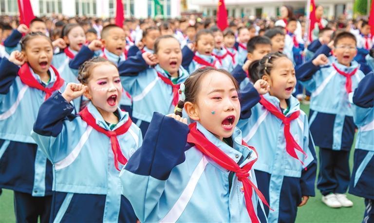 5月28日,康县城关第二小学举行“高举队旗跟党走 做新时代好少年”庆“六一”系列活动。