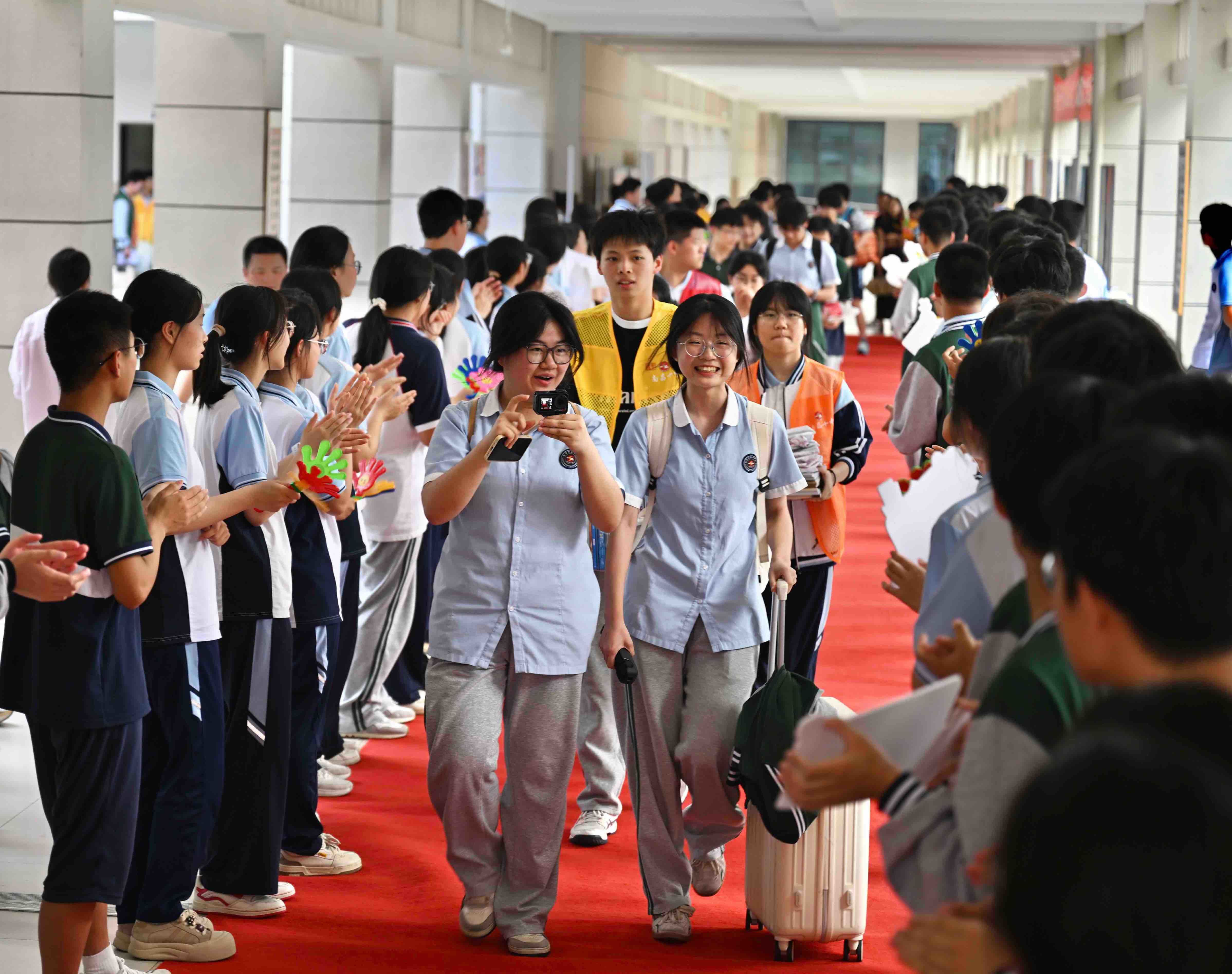 欢送学子奔赴考场。摄影｜江西日报全媒体记者蔡铖歌