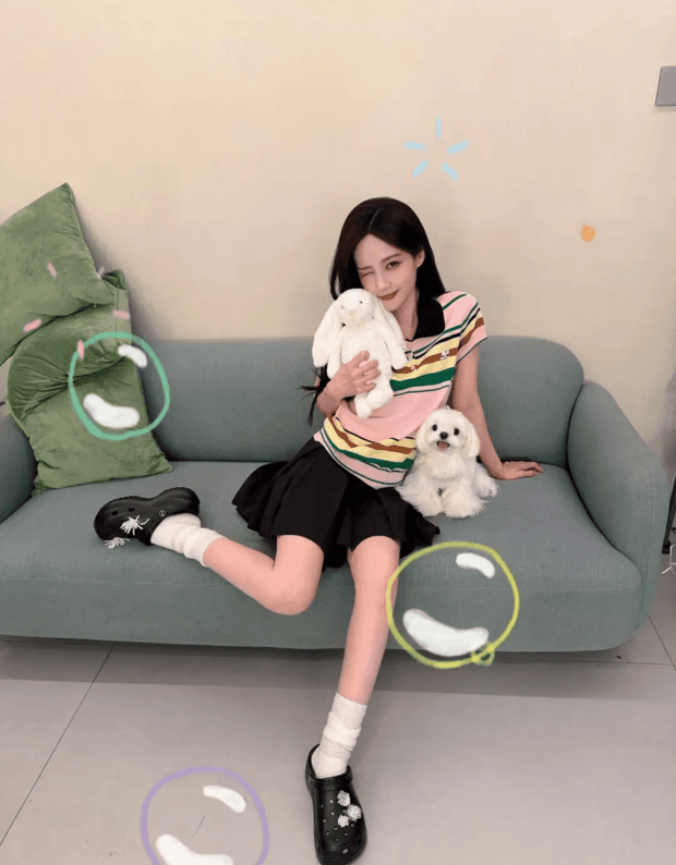 李一桐身着彩色T恤配黑色短裙 怀抱小狗甜美灵动