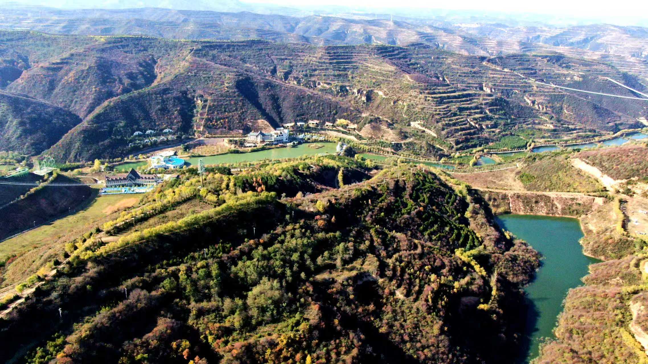 图为崆峒区南部山区天然林资源.jpg