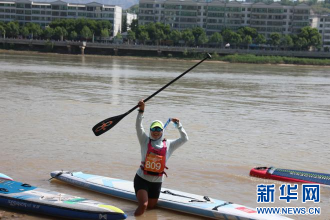 5月30日，参赛选手在3000米竞速赛比赛抵达终点后展示自己的奖牌。新华网发（刘欣瑜　摄）
