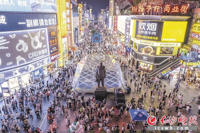 如今的黄兴南路步行商业街人流如织。 长沙晚报全媒体记者 郭雨滴 摄