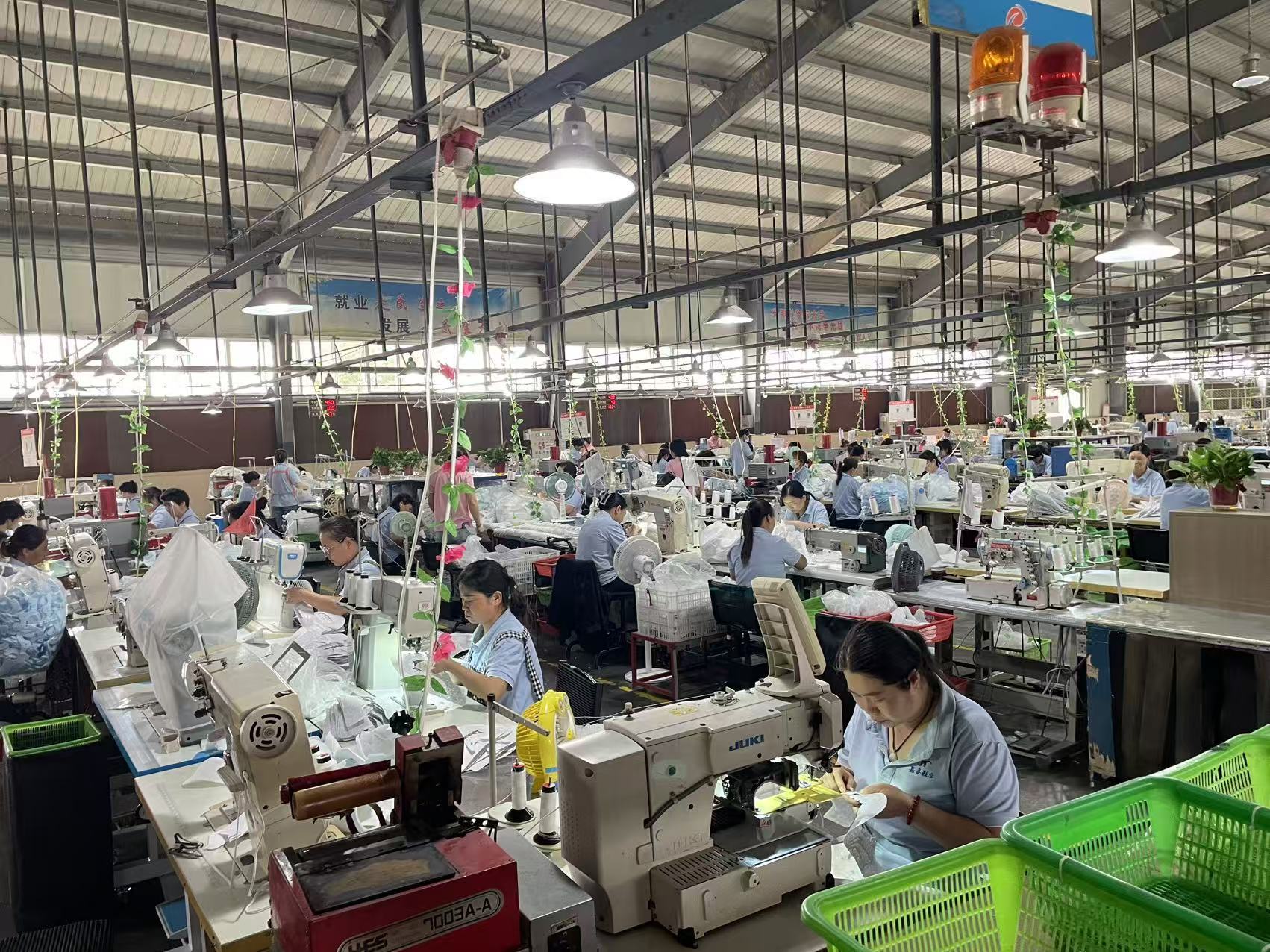 嘉泰鞋业生产车间机器轰鸣、一派繁忙