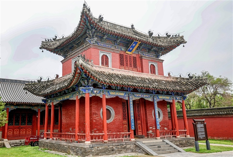 太昊陵钟楼，双层重檐、飞檐翘角，红墙彩绘古朴典雅。