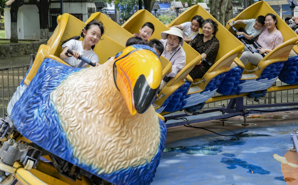 孩子们在中山公园玩小型过山车乐开花