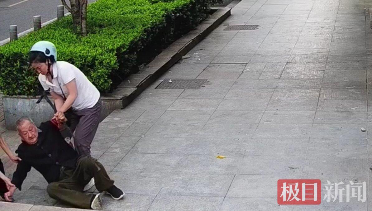 第二次摔倒，一男一女再次将老人扶起