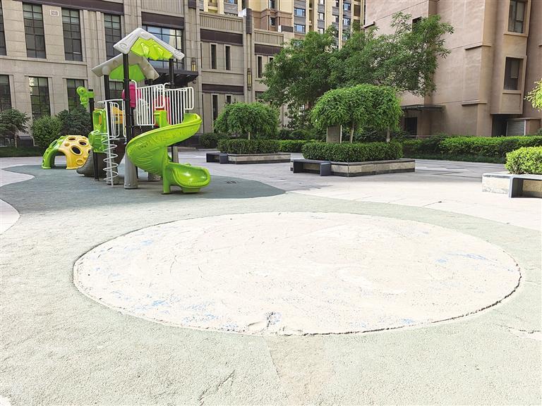 小区沙坑被回填为平地