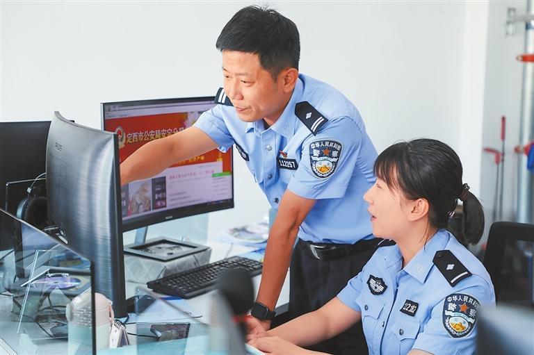 薛涛（左）与同事研判案情