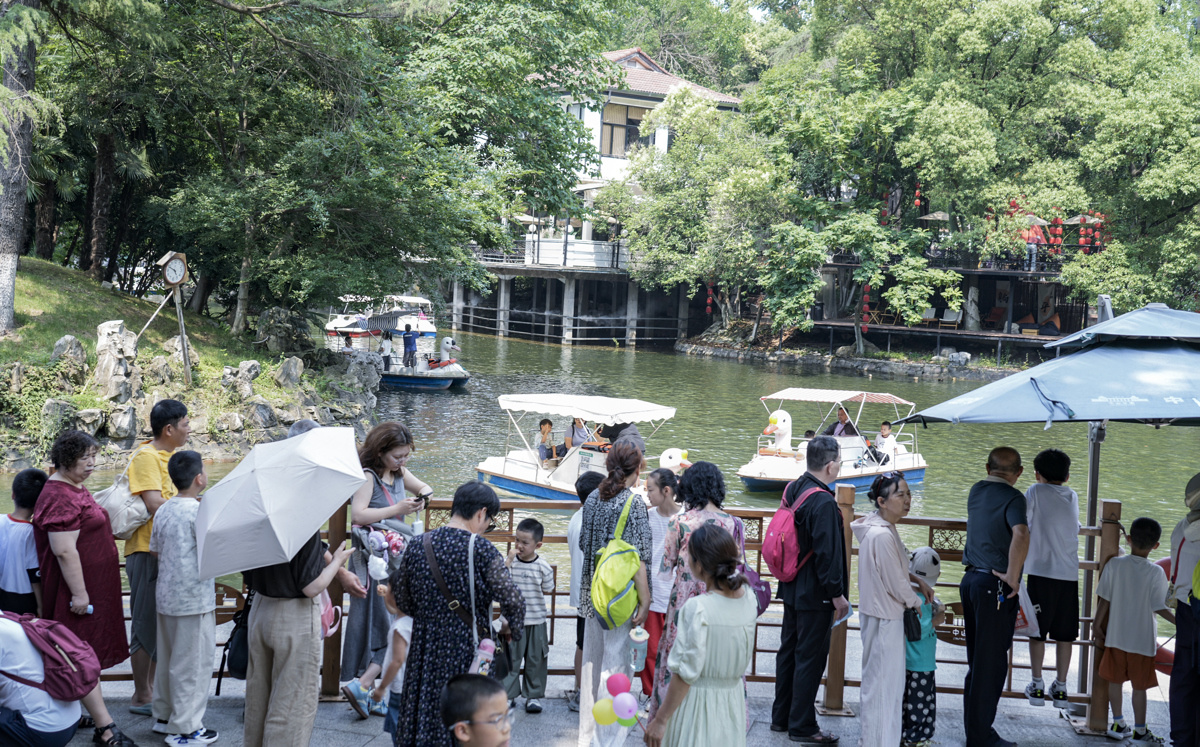 中山公园，划船需要排长队