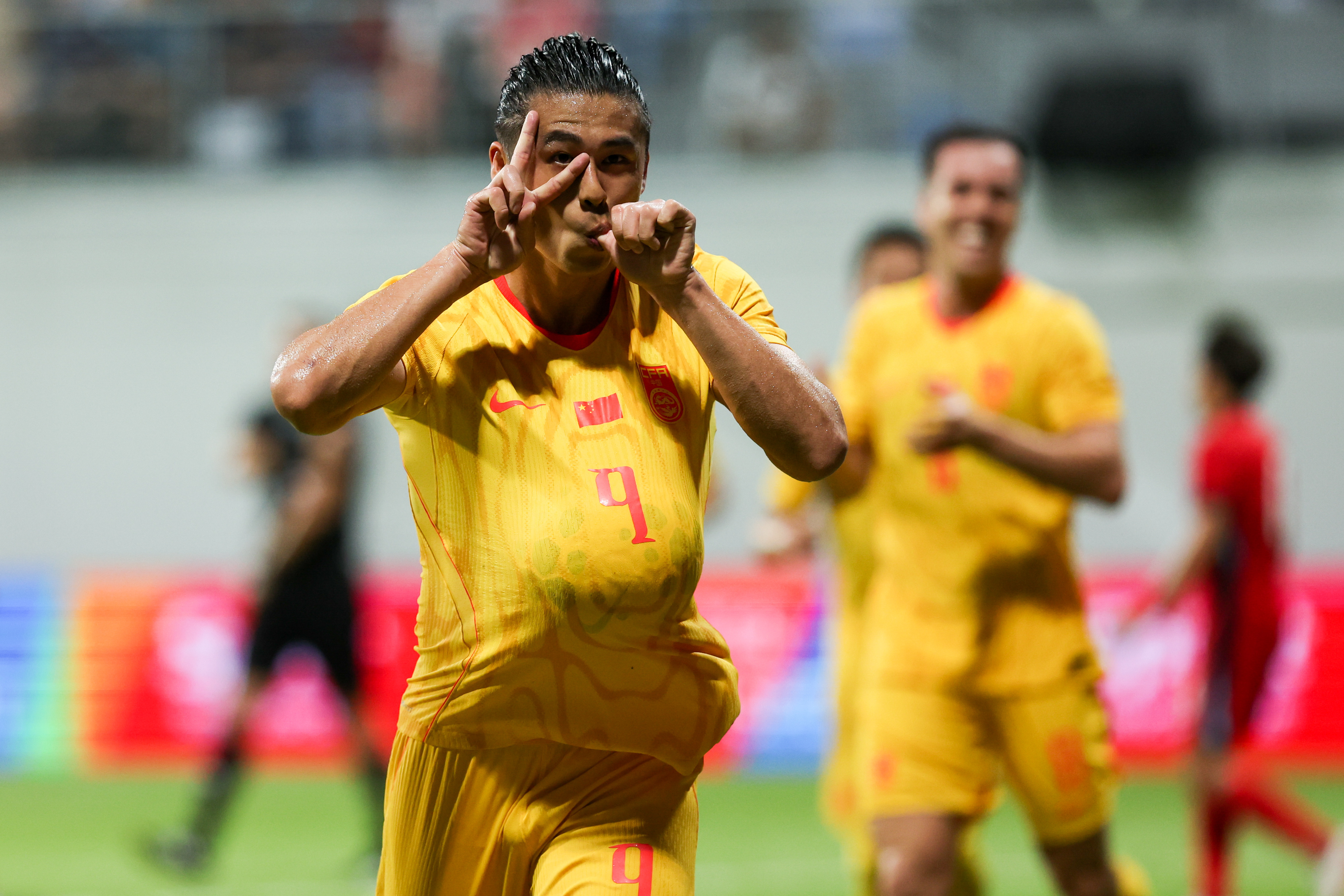 国足2-1客胜新加坡！张玉宁塞鸟破门 武磊迎百场里程碑