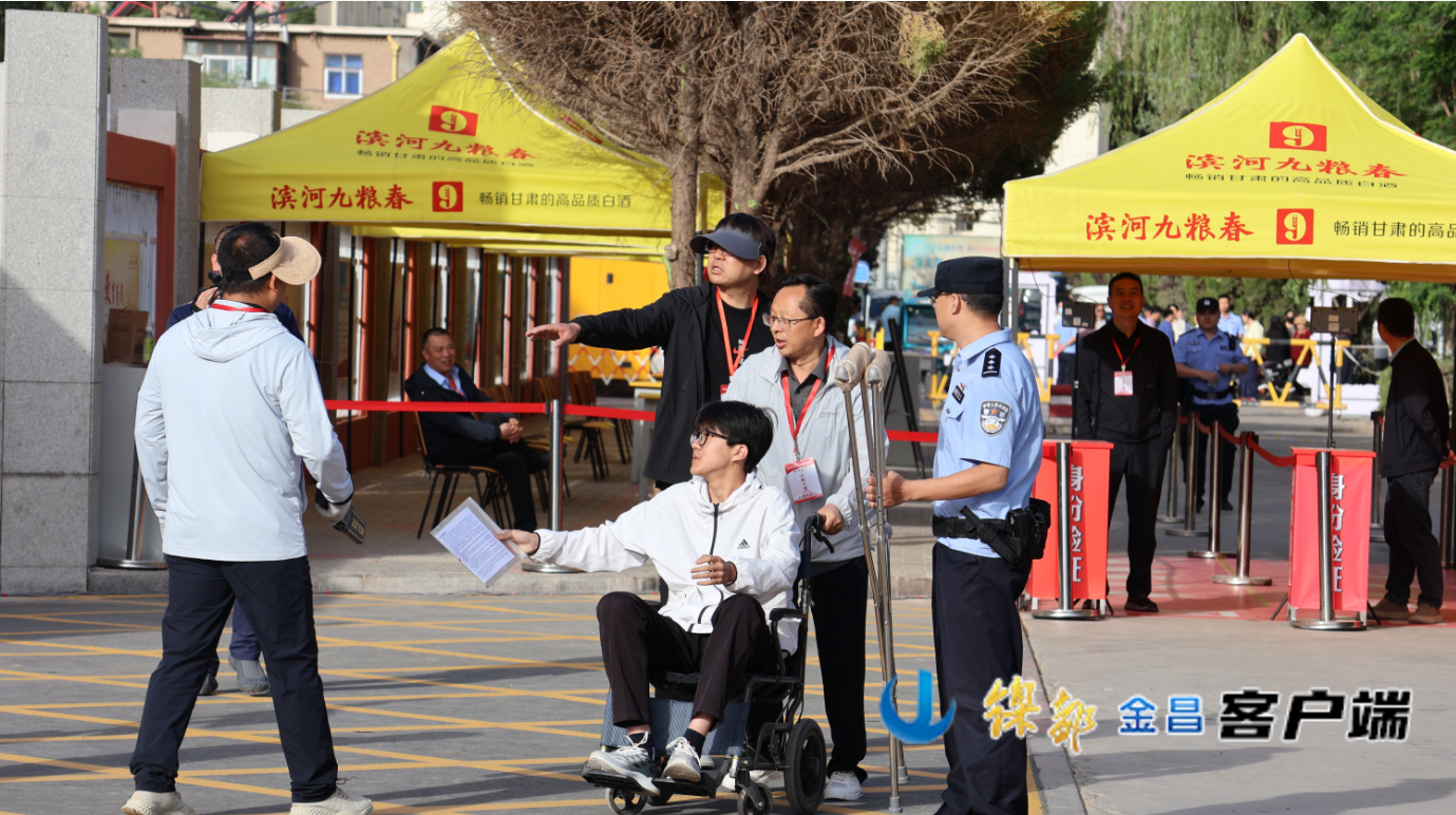 针对行动不便的考生,金昌市公安局龙首分局民辅警暖心护航。