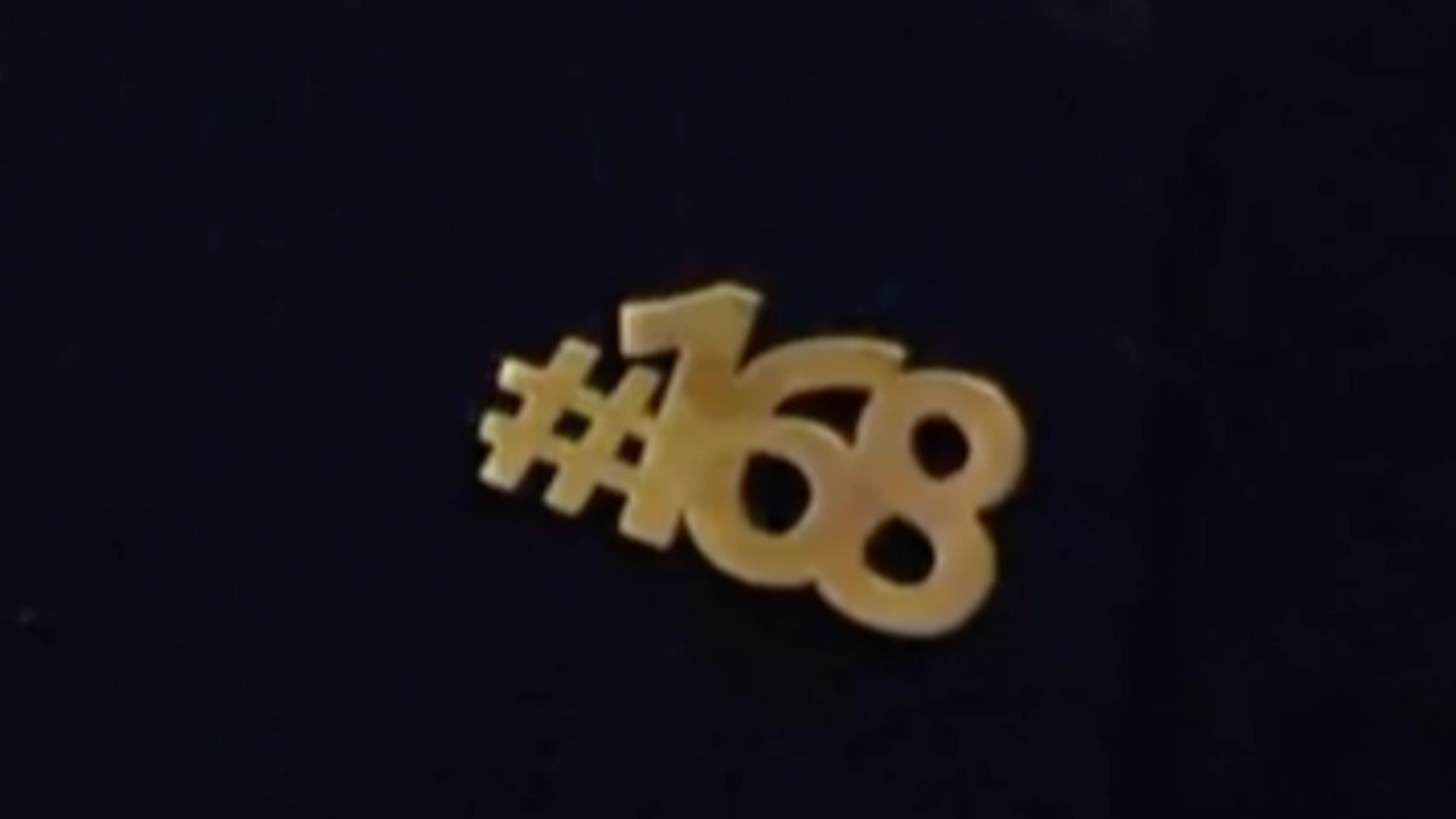 伊朗国足抵达墨西哥备战世界杯，全员佩戴“168”字样徽章，缅怀遭美以空袭遇难学生