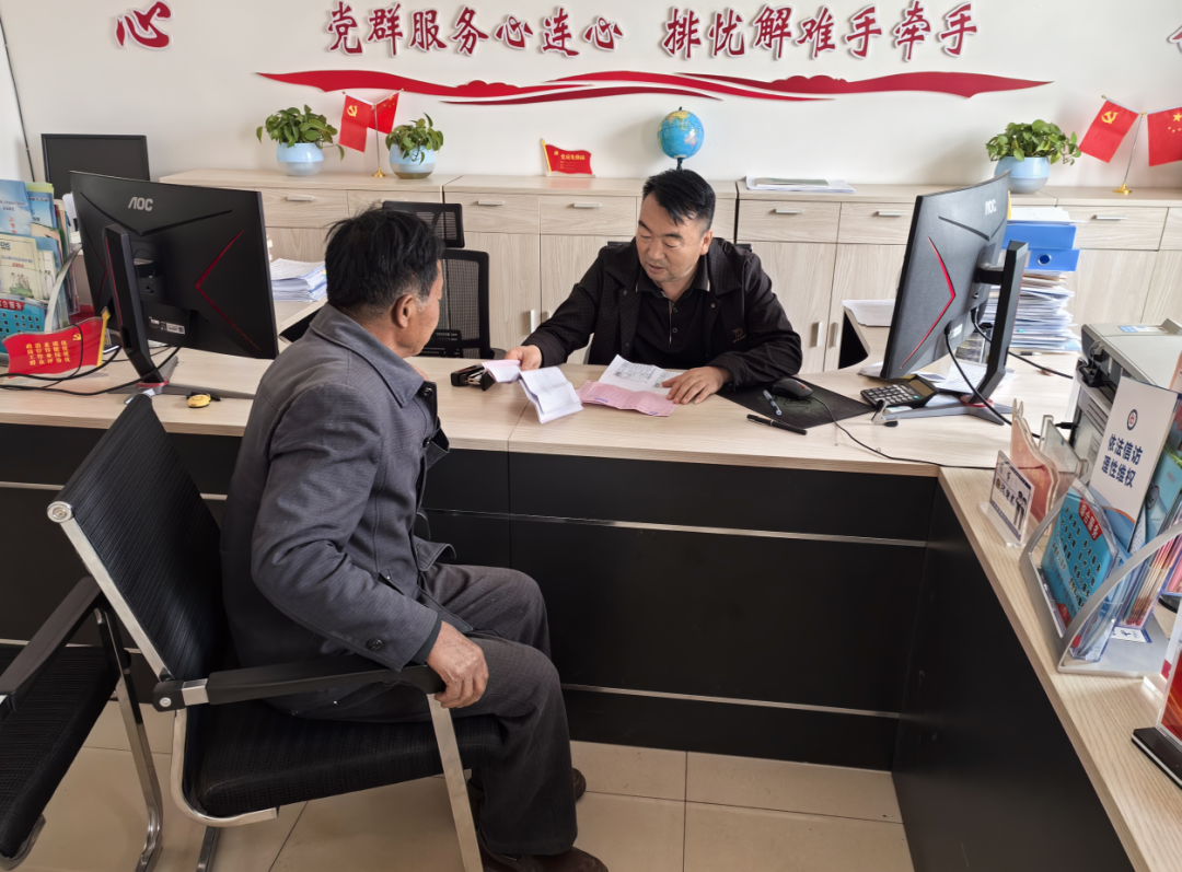 △龙景村党支部书记刘国辉协调村民玉米灌溉用水