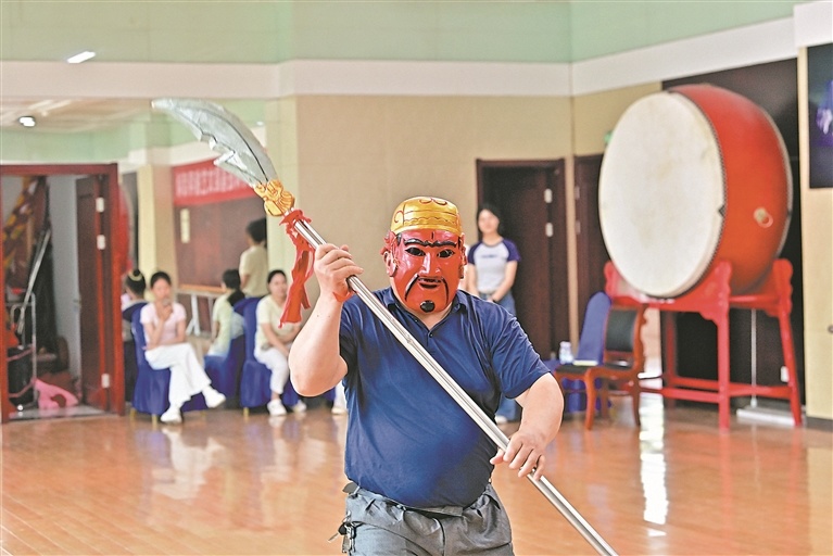 6月3日，德安潘公戏九江市非物质文化遗产代表性传承人桂乃荣在演示戏中的武术动作。